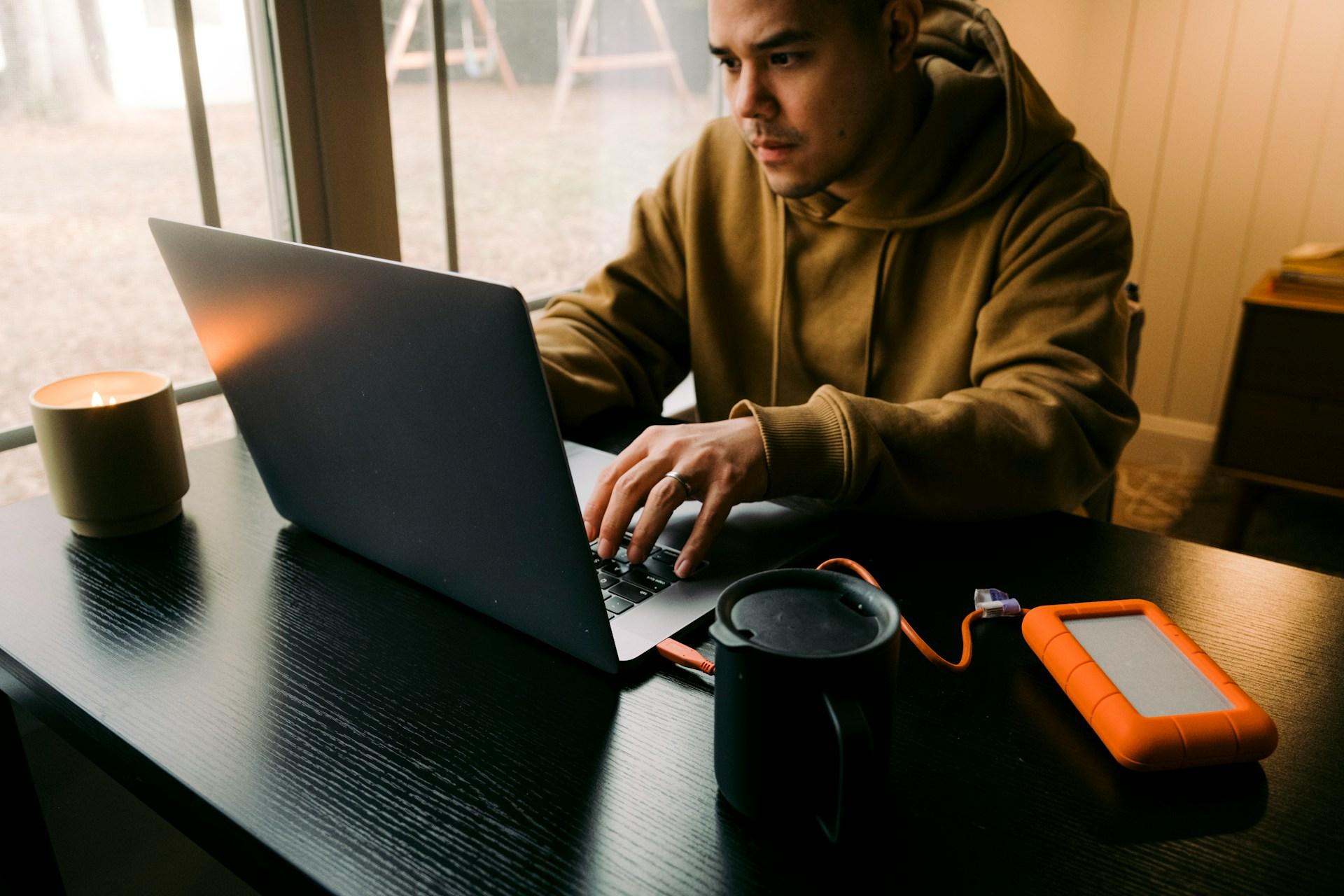 Freelancer im Hoodie am Laptop
