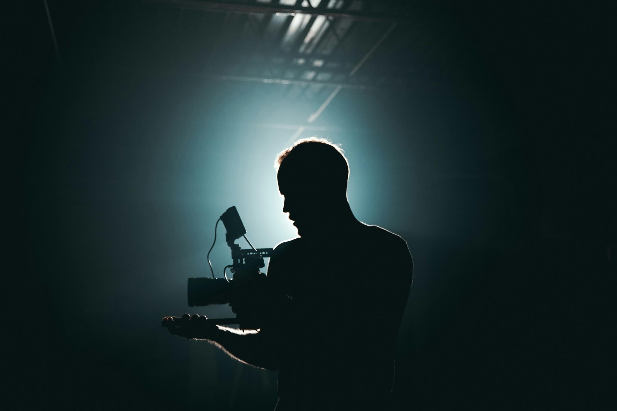 Kameramann in Studio-Silhouette